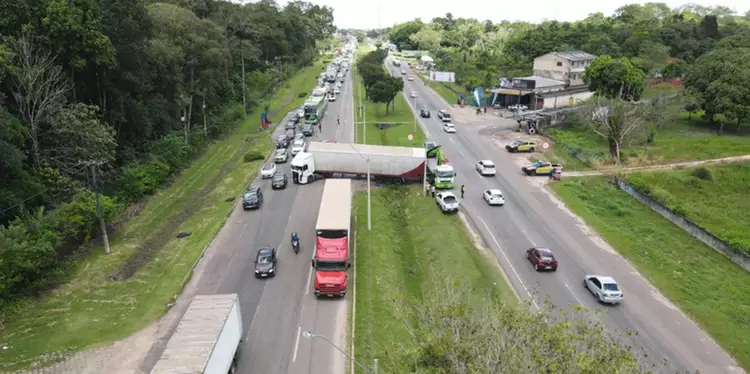 Caminhão tomba e causa engarrafamento na Br-316, sentido Marituba