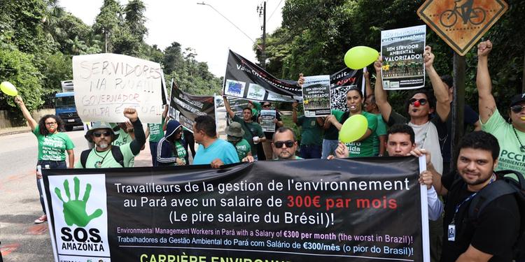 Servidores ambientais federais e do Estado protestam na chegada de Lula e Macron a Belém